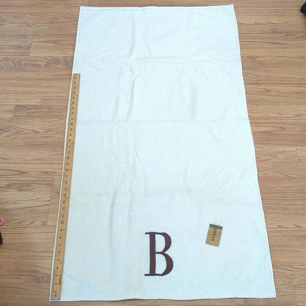 Avanti Bath Towels (3) & Handtowel (1) 